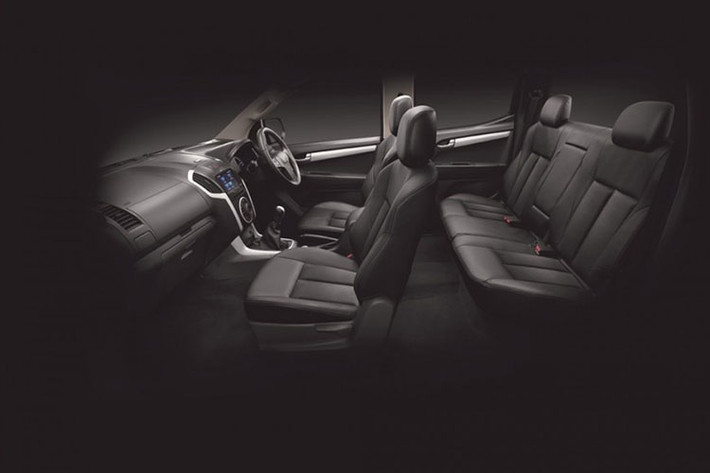 Isuzu D-Max 3.0 còn được trang bị tiện nghi và giải trí như; hệ thống điều hòa tự động, hệ thống âm thanh DVD màn hình cảm ứng 7inch, kết nối bluetooth/ipod/USB/AUX... ngoài ra, xe còn có camera lùi trang bị tiêu chuẩn nâng cao độ an toàn khi lùi và dừng, đỗ xe.