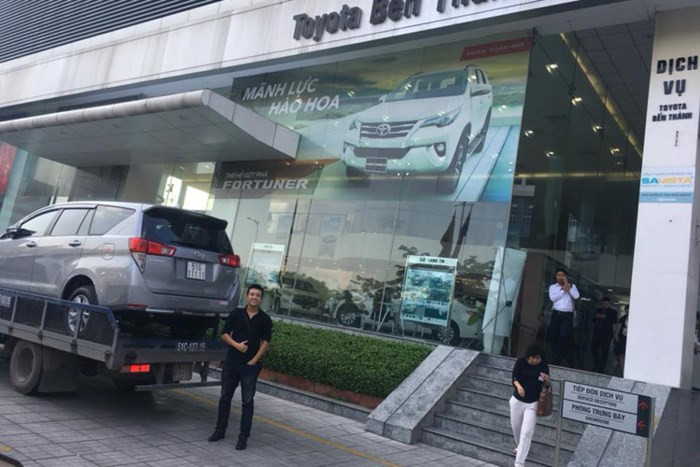 Trước đó, trên mạng xã hội cũng đã xuất hiện một mẫu xe khác cùng thương hiệu Toyota là Innova khi chủ nhân cũng bốc được biển số ngũ quý 1 (51G-111.11). Đây là biển số siêu đẹp và sau đó chiếc Innova đã được bán với giá hơn 2 tỷ đồng (chênh hơn 1 tỷ đồng so với giá trị thực của xe).