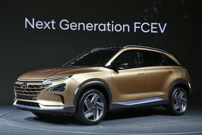 Hãng xe ôtô Hyundai và thông báo sẽ sản xuất mẫu xe SUV sử dụng động cơ điện hoàn toàn mới trong năm tới, mẫu xe chạy "nhiên liệu sạch" này có khả năng hoạt động đến 800 km nếu được sạc đầy. Chiếc SUV này vừa được Hyundai cho ra mắt công chúng tại Seoul, Hàn Quốc.