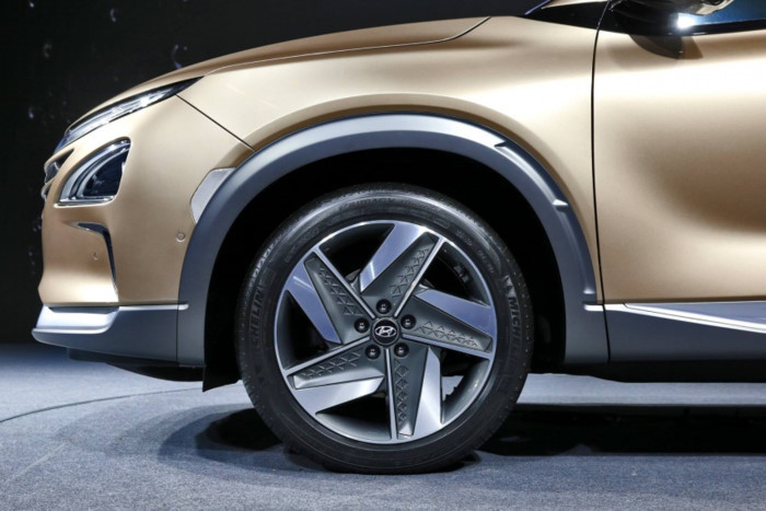 Ngôn ngữ thiết kế của mẫu SUV chạy điện mới dựa trên bản Concept FE ra mắt tại triển lãm Geneva Motor Show vừa qua, với đèn pha mỏng và bảng điều khiển được thiết kế gọn gàng. Thiết kế thân xe khá liền mạch mang đậm chất Hyundai, mâm xe dạng 5 chấu cỡ lớn.