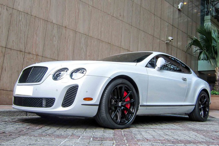 Supersports nhẹ hơn 110 kg so với Continental GT Speed. Cánh gió sẽ tự động dựng khi xe đạt vận tốc trên 80 km/h. Bentley Continental Supersports có giá 270.000 USD tại Mỹ. Xe đã dừng sản xuất từ 2010.