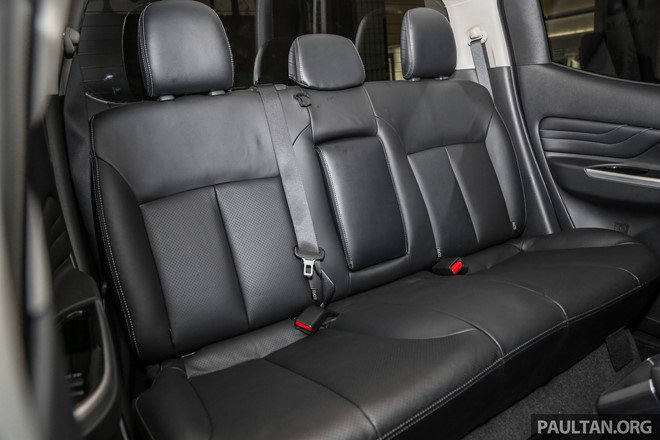 Ghế ngồi của xe được bọc da màu đen, Mitsubishi Triton 2019 có tính nắng khởi động bằng nút bấm, ghế lái chỉnh điện cùng với tiện ích là cổng sạc USB có trên hàng ghế trước và sau.