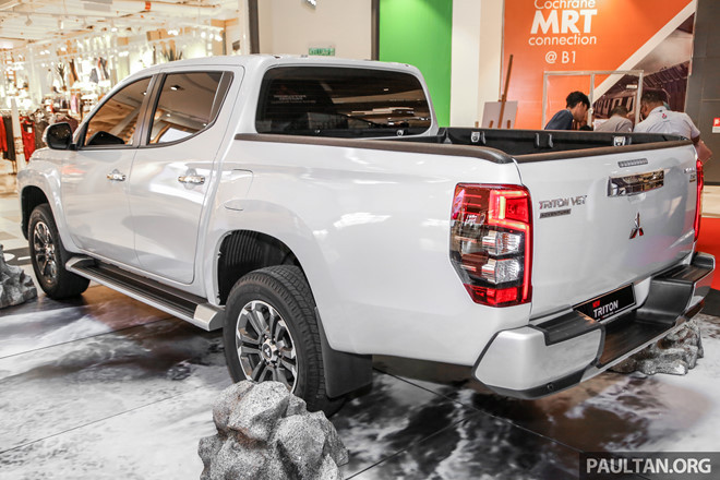 Phía sau của chiếc xe bản tải mới nhà Mitsubishi sẽ được trang bị cụm đèn hậu dạng LED thiết kế khá đẹp mắt, camera lùi. Xe còn có hệ thống khóa keyless, bệ bước chân, cũng như cảm biến đỗ xe phía trước và phía sau.