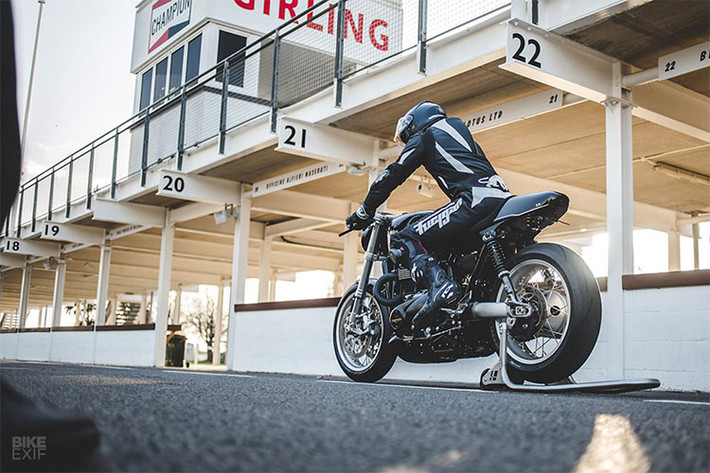 Với công suất 87 mã lực, chiếc Triumph Thruxton R đời mới vốn đã đủ nhanh nhẹn, nên Calum không can thiệp vào động cơ, chỉ cùng deBolex thay lọc mới loại K&N cùng hệ thống xả tự chế tạo từ inox. Khung xe sơn đen bóng trong khi các chi tiết khác được mạ xám.