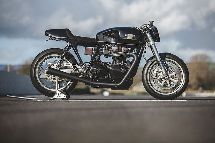 Nhìn từ đầu hay đuôi, chiếc Triumph Thruxton R này đều mang một dáng vẻ hoàn toàn khác lạ. Hệ thống chiếu sáng từ Motogadget gồm đèn rẽ và đuôi mới. Chụp đèn trước có thể nhét vào túi dưới yên.