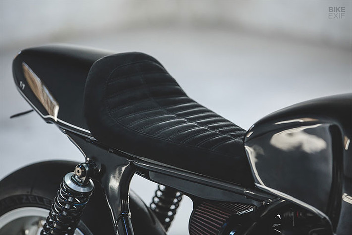 Toàn bộ phần thân Triumph Thruxton R làm từ nhôm. Đầu tiên, nhóm độ bắt đầu từ phần mỏ cày và ốp két nước, với mục đích là có thể gắn chúng vào phần khung dưới. “Chúng là những phần khó thực hiện nhất vì có rất nhiều góc cạnh, hình dạng và mối nối. Việc thay đổi vẫn phải giữ được nét tự nhiên, nhất quán ban đầu”, Calum kể lại.