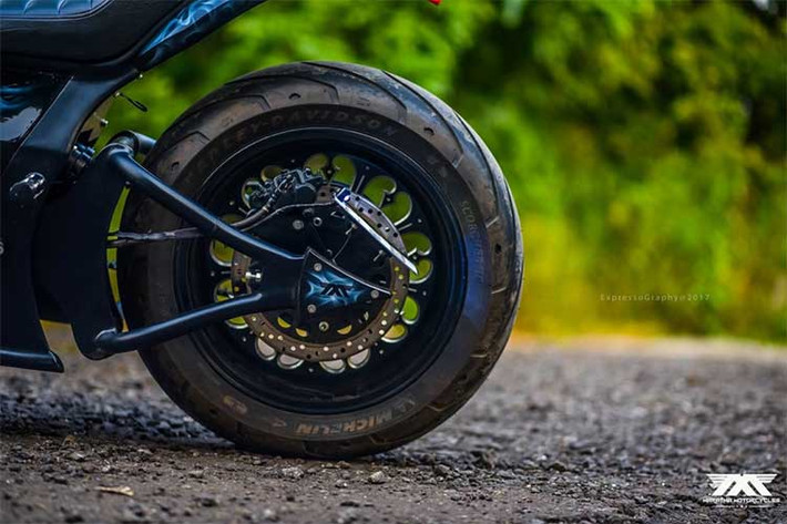 Xe sử dụng lốp xe Michelin Scorcher. Các đôi bánh hợp kim. Bộ truyền chuyển động sửa đổi dây cuaro cũng được thay cho xích nguyên bản, khung xe và gắp sau cũng được tùy chỉnh. phía trước sử dụng hệ thống treo Upside Down và phuộc đơn monoshock ở phía sau.
