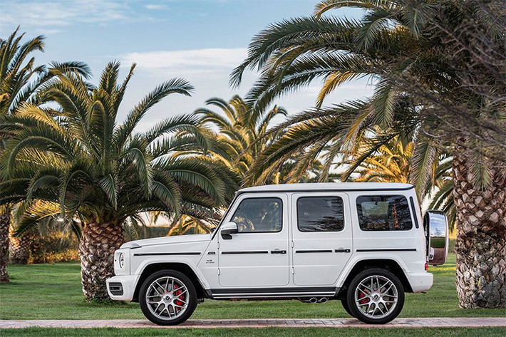 Trên mẫu xe địa hình Mercedes-AMG G63 2019 cũng được hãng xe Đức thay đổi một loạt các chi tiết ngoại thất. Ngoài bộ bodykit đậm chất AMG, chiếc xe còn có bộ la-zăng 22 inch 7 cánh kép cùng cùm phanh đỏ nổi bật, lưới tản nhiệt nan dọc Panamericana, đèn pha LED bo tròn.