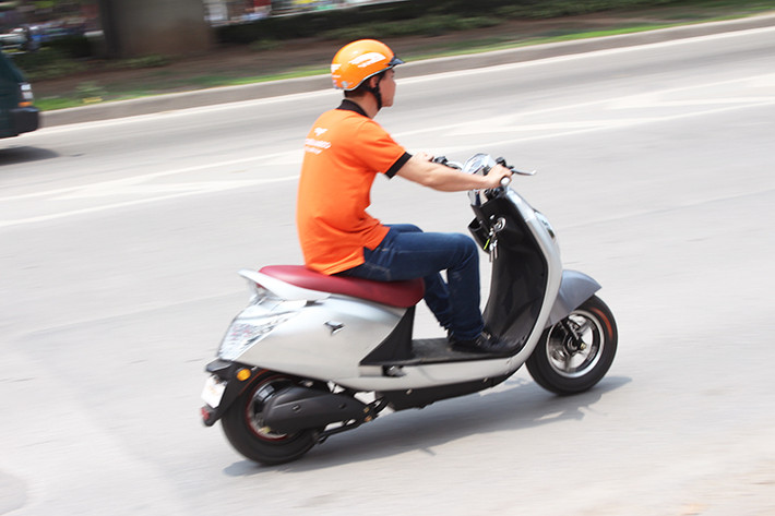 Khi chiếc xe đã đạt tốc độ ổn định, chiếc xe lướt đi một cách êm ái và nhẹ nhàng, tăng giảm gia cũng không có hiện tượng giật mạnh. Tốc độ tối đa mà chúng tôi thử nghiệm với một người có cân nặng khoảng 60kg với chiếc AP1608 ở mức trên 45km/h. Tuy nhien, khi được chở thêm người, xe cũng không quá ì ạch mà vẫn đạt ở mức 40km/h, thậm chí mạnh hơn.