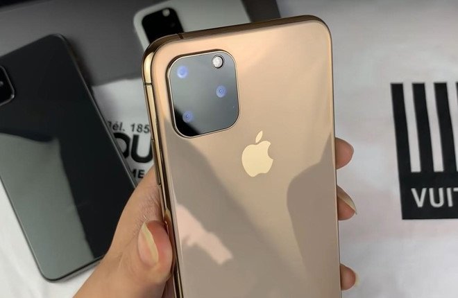 Trang 9to5mac cho rằng chiếc di động này được tạo ra dựa trên những thông tin rò rỉ gần đây. Mặt lưng của máy được hoàn thiện từ kính. Điểm nổi bật nhất là cụm 3 camera đặt nhô lên hẳn so với bề mặt. Nguồn tin từ trang Macotakara cho biết hệ thống camera của iPhone mới sẽ có một ống kính thường, một ống kính góc siêu rộng và một ống kính telephoto.