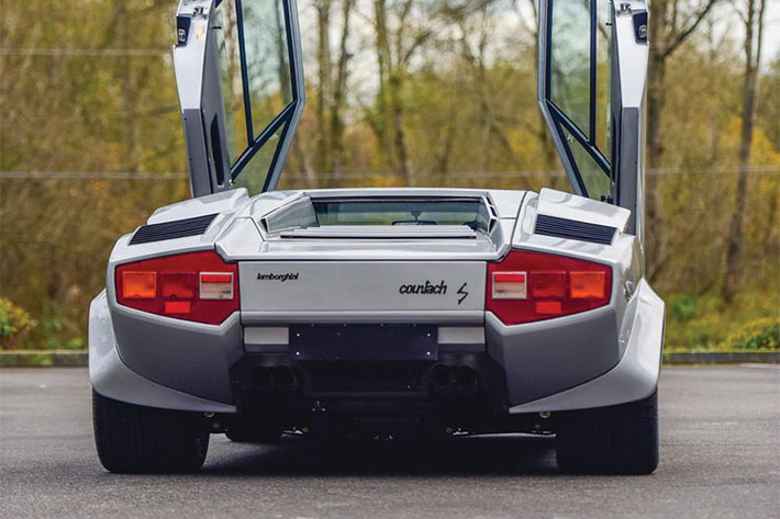 Tất nhiên công việc này do các kỹ sư của Lamborghini thực hiện. Từ lúc phục hồi cho đến nay, siêu xe Lamborghini Countach LP400 S Series II này chỉ lăn bánh thêm khoảng 200 miles, tương đương 322 km.
