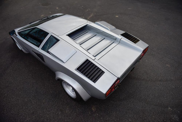 Ngoại thất chiếc Lamborghini Countach LP400 S Series II chuẩn bị được rao bán được "tắm" với màu bạc. Bộ mâm của xe cũng có màu sơn "tông xuyệt tông" ngoại thất, cùng với đó là cụm đèn pha của xe có thể đóng hoặc mở theo sở thích của người dùng khá cá tính.