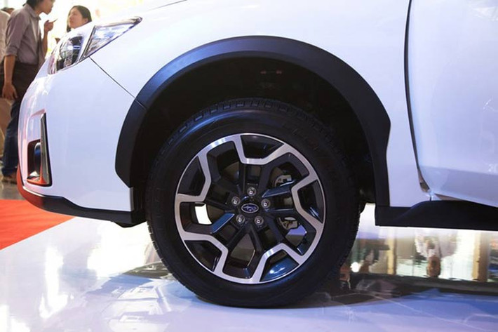 XV phiên bản 2016 sở hữu bộ mâm hợp kim 17 inch vẫn theo kiểu cách điệu cá tính nhưng giờ đây đã uốn cong hơn theo chiều kim đồng hồ mang tính khí động học hơn.
