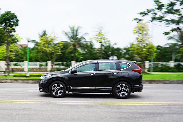 Sự linh hoạt, mạnh mẽ của khối động cơ 1.5L Turbo mới trên CR-V phiên bản 7 chỗ ngồi này cũng được thể hiện khi người lái ôm vô lăng với tộc đô khoảng 80km/h, độ trễ rất ít trong những pha tăng tốc, còn khi tốc độ nhích lên 100 km/h hoặc hơn nữa - bạn cũng sẽ cảm nhận thấy vô lăng không hề rung lắc, nếu ở tốc độ nay bạn cũng sẽ cảm nhận được sự an toàn của xe nhờ sự êm ái và đầm chắc.