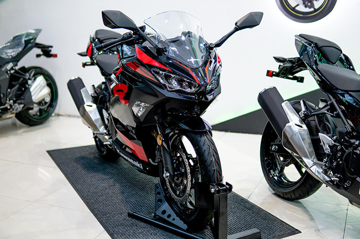 Nhà phân phối xe môtô Motorrock tại TP HCM vừa chính thức giới thiệu mẫu Sportbike mới cho thị trường Việt Nam là Kawasaki Ninja 400 ABS 2019. Mẫu xe này sẽ vẫn có đủ 3 màu sắc là Đen, Xanh Đen và Đỏ Đen, tuy nhiên sẽ được trang bị bộ tem đặc biệt sẽ có tên là Kawasaki Ninja 400 ABS 2019 Motorrock Limited Edition.
