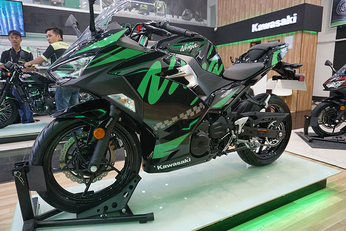 Về giá thành, dù đã được Motorrock Sài Gòn trang bị bộ tem mới cũng như phụ kiện nhưng giá xe vẫn sẽ không đổi so với phiên bản tiêu chuẩn. Cụ thể, giá xe Kawasaki Ninja 400 ABS 2019 Motorrock Limited Edition sẽ tương đương bản thường là 159 triệu đồng, đã bao gồm thuế VAT.