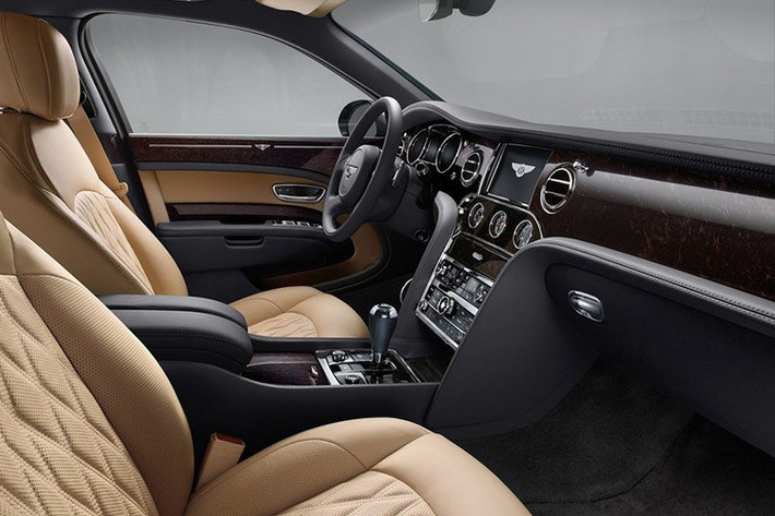 Điểm khác biệt lớn nhất so với phiên bản tiêu chuẩn của Bentley Mulsanne EWB 2017 chính là khoảng duỗi chân tăng thêm 250 mm cho hành khách ngồi trên hàng ghế sau. Ngoài ra, Bentley Mulsanne EWB 2017 còn có bàn đặt chân chỉnh điện và cửa sổ trời riêng cho hàng ghế sau.