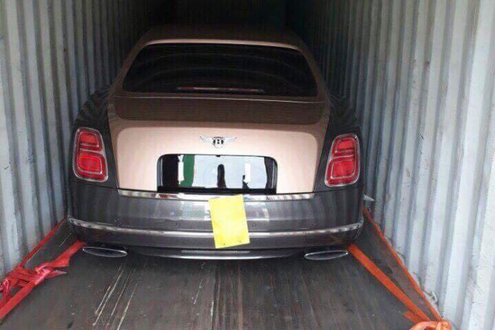 Tương tự phiên bản tiêu chuẩn, mẫu siêu xe sang ANh quốc - Bentley Mulsanne EWB 2017 cũng có bệ đỡ động cơ linh hoạt và hệ thống treo cải tiến, mang đến cảm giác lái như "thảm bay". Bên cạnh đó là lốp Dunlop được bơm bọt biển giúp giảm 4 dBA tiếng ồn lọt vào khoang lái.