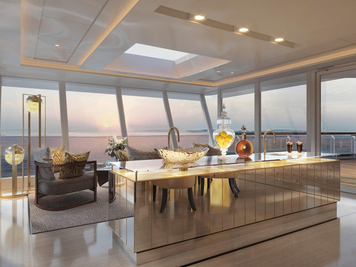 Theo Regent Seven Seas Cruises, một phòng Regent Suite có giá từ 11.000 USD/đêm và có thể chứa 6 người. Mỗi hành trình của Seven Seas Splendor kéo dài từ 13 ngày đến 17 ngày. Hành trình phổ biến nhất là Miami - Los Angeles (Mỹ) trong 17 ngày, Barcelona (Tây Ban Nha) - Venice (Italy) trong 13 ngày.