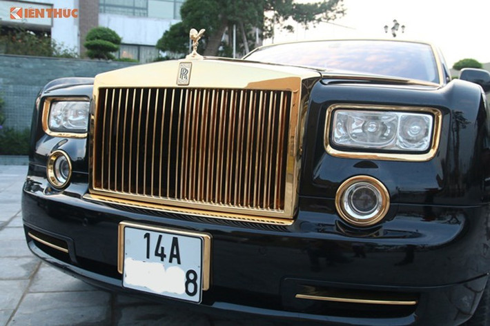 Điểm đáng chú ý trên mẫu xe này là các chi tiết được mạ bằng vàng 24k. So với phiên bản Year Of The Dragon thật, những chi tiết mạ vàng bởi những người thợ trong nước trông đậm màu hơn. Xe có những chi tiết được mạ vàng như lưới tản nhiệt, ốp đèn sương mù và biển số...