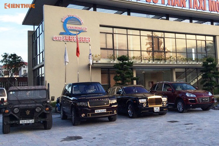 Ngoài Taxi Rolls-Royce Phantom mạ vàng, "đội quân" taxi hạng sang ở Quảng Ninh còn có 8 chiếc Mercedes-Benz C200 2017 và 2 chiếc Mercedes-Benz V-class, Benley và Porsche... Cùng với đó là chiếc SUV hạng sang Range Rover phiên bản giới hạn với ngoại thất cũng được mạ vàng một số chi tiết.