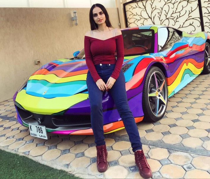 Thậm chí, chiếc Ferrari 458 Italia của em trai cũng bị Lana đổi màu với họa tiết lấy cảm hứng từ tranh sơn dầu.