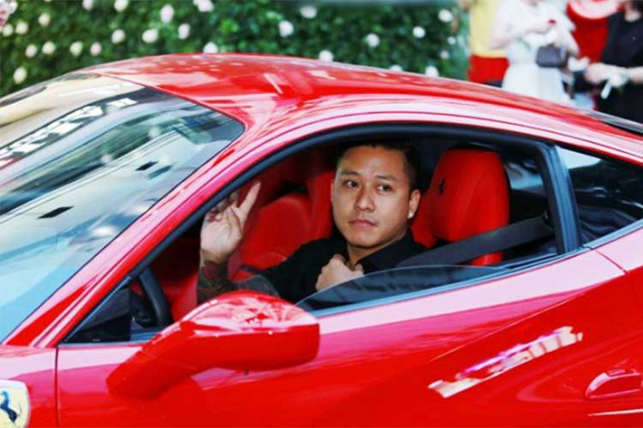 Cách đây 3 tháng, Tuấn Hưng đã bổ sung vào gara chú ngựa chồm Ferrari 488 GTB màu đỏ cực kì ấn tượng nhận được rất nhiều quan tâm của dư luận và cộng đồng mạng. Ferrari 488 GTB từng vinh danh “Siêu xe của năm 2015″ do tạp chí TopGear và mới đây ẵm luôn giải “Xe dành cho người lái” năm 2017 từ tạp chí danh tiếng MotorTrend.
