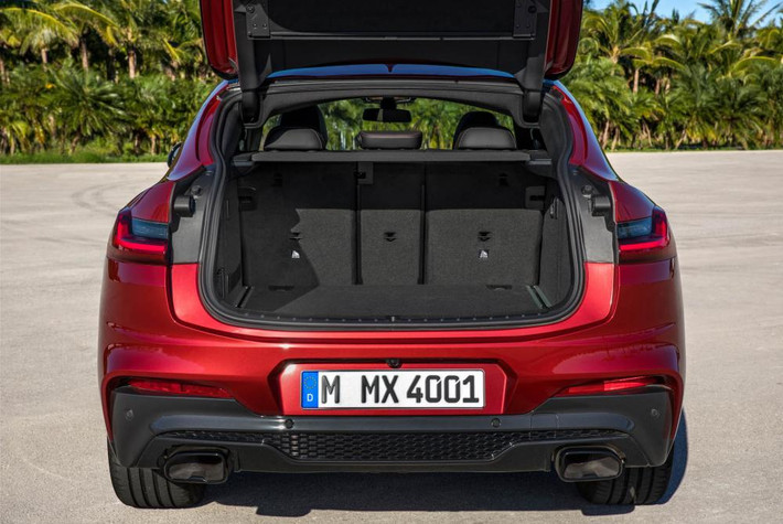 Bên cạnh đó, BMW X4 2019 cũng được trang bị thêm hệ thống đèn pha, đèn hậu và đèn sương mù toàn bộ chạy bóng LED hiện đại. Đầu xe cũng có hốc gió thích ứng góp phần tạo nên một tổng thể thiết kế khí động học hơn trước giúp giảm hệ số lực cản gió. Xe cũng cải thiện khoảng duỗi chân cho hành khách ở hàng ghế sau, khoang hành lý đạt 524 lít.