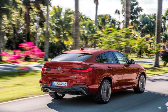 Phiên bản BMW X4 xDrive30 mới này được trang bị động cơ xăng 4 xi-lanh tăng áp, dung tích 2.0 lít kết hợp với hộp số tự động 8 cấp và hệ dẫn động 4 bánh toàn thời gian tiêu chuẩn, cho công suất tối đa 252 mã lực và mô-men xoắn cực đại đạt 350 Nm.