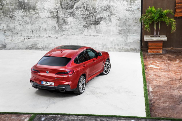 Sự thay đổi về ngoại thất kéo theo chiều dài của BMW X4 tăng thêm 81 mm và chiều rộng cũng được cải thiện thêm 37 mm so với trước. Đặc biệt, chiều dài cơ sở của tăng thêm khoảng 51 mm hứa hẹn một không gian nội thất thoải mái hơn. Chiều cao gần như được giữ nguyên nhưng trọng tâm xe thấp hơn cùng tỷ lệ phân bổ trọng lượng hoàn hảo 50% trước và sau.