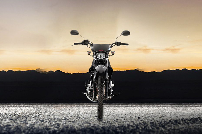 Đặc trưng cho xe là kiểu đèn pha thừa hưởng từ mẫu xe môtô Honda CRF250L, 2 phía tay lái khá thú vị với bộ ốp bảo vệ tay thắng. Ở phiên bản 2019 thì bộ áo đã có sự thay đổi về phối màu với nhiều sắc màu cá tính để người tiêu dùng dễ dàng chọn lựa.