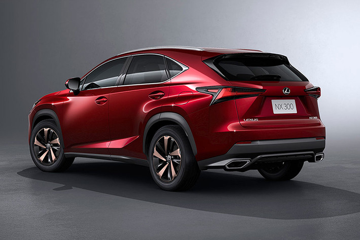 Cả 2 phiên bản NX 300h và NX 300 F Sport đều có sự thay đổi ở hút gió trước và đèn sương mù. Đuôi xe mới cơ bản không khác nhiều NX200t, đẹp hơn ở cặp ống xả hình hình ảnh sắc nét được kéo liền lên thân xe cùng ba đờ xốc phía sau. NX300 lúc này nhìn gọn và hài hòa hơn.