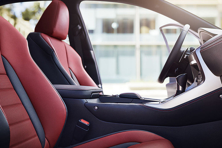 Thêm vào đó, Lexus cho biết các bộ giảm xóc mới được hoàn thiện hơn giúp xe vận hành êm ái. Ngoài ra, hệ thống hệ thống treo biến thiên thích ứng AVS (Adaptive Variable Suspension) thừa hưởng từ dòng Lexus LC 500 đã xuất hiện trên chiếc NX. Phiên bản cao nhất NX 300h còn sở hữu hệ thống an toàn Safety System+ mới.