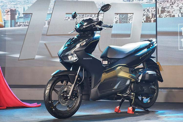 Hãng xe máy Nhật Bản vừa chính thức ra mắt thị trường Việt Nam phiên bản xe ga Honda Air Blade 2020 với hai phiên bản động cơ 150cc/125cc. Đây là thế hệ thứ 5 của mẫu xe máy tay ga Honda Air Blade kể từ lần đầu tiên xuấ hiện vào tháng 4/2007.