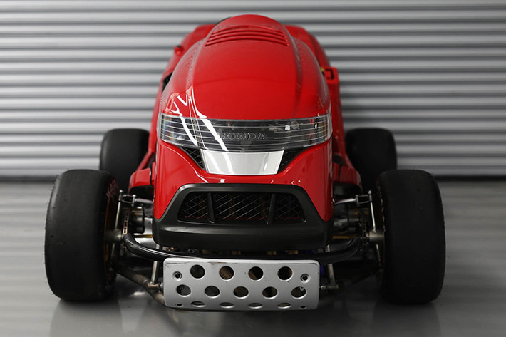 Về ngoại hình, chiếc Mean Mower giữ nguyên dáng vẻ của máy cắt cỏ Honda HF 2622 với đầy đủ trang bị như mặt nạ đầu xe, túi chứa cỏ và các tấm ốp trên thân xe. Không chỉ có ngoại hình máy cắt cỏ được giữ nguyên.