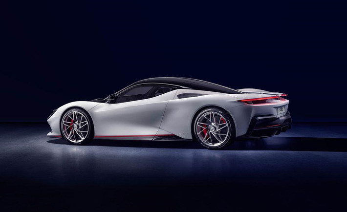 Pininfarina Battista. Là siêu xe điện 100%, Battista sử dụng tới bốn động cơ điện cho tổng công suất 1.877 mã lực, tăng tốc 0-100 km/h trong chưa tới 2 giây, tốc độ tối đa trên 350 km/h. Chỉ 150 chiếc được sản xuất, giá bán từ 2-2,5 triệu USD/chiếc. Siêu xe sẽ tới tay khách hàng trong năm tới.