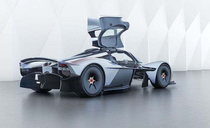Aston Martin Valkyrie. Nếu có đối thủ nào đó thách thức Mercedes-AMG One trong danh sách này thì đó ắt hẳn là siêu xe Aston Martin Valkyrie. Là sản phẩm hợp tác giữa hãng xe Anh quốc và Red Bull Racing, Valkyrie được trang bị động cơ V12 6.5L hút khí tự nhiên, không tăng áp, được trợ điện cho tổng công suất 1.160 mã lực. Siêu xe sẽ tới tay khách hàng trong 2020 với giá 2,3 triệu USD. Chỉ 40 chiếc được sản xuất.