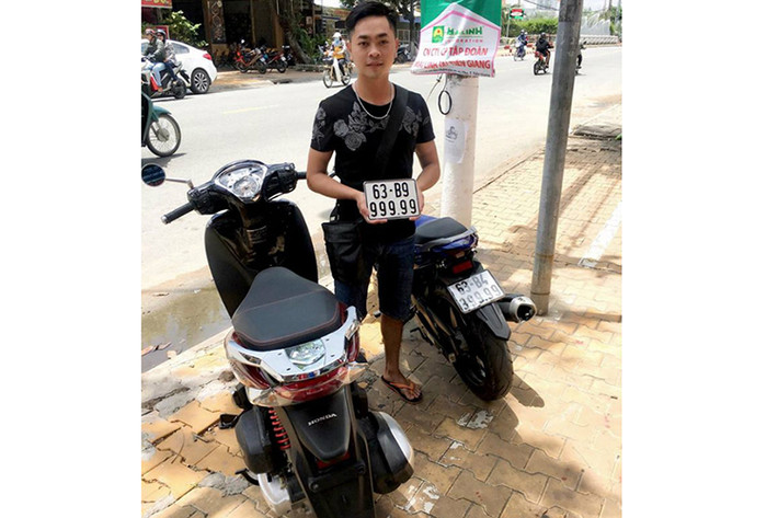 Chủ xe ga Honda SH mode may mắn bấm được biển số "siêu khủng" cho biết, chiếc xe này đã lăn bánh 3.000 km. Đi được một thời gian thấy số không đẹp, nên anh làm thủ tục bán ra ngoài tỉnh cho một người khác đứng tên. Sau đó, người này lại bán lại chiếc xe cho anh. Anh tiếp tục mua lại chiếc xe mình đã đi và may mắn bấm được biển "ngũ quý 9".
