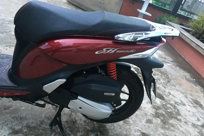 Anh Phương, một người chuyên mua bán xe máy cũ ở Tiền Giang cho biết, nếu là xe SH mode mới cùng loại này thì giá của nó chỉ dao động từ 61 đến 64 triệu đồng (chưa kể phí đăng ký và phí trước bạ). Còn xe đã qua sử dụng như chiếc xe này thì chỉ có giá trên dưới 50 triệu thôi - tuy nhiên đây lại là chiếc xe biển số "ngũ quý 9".