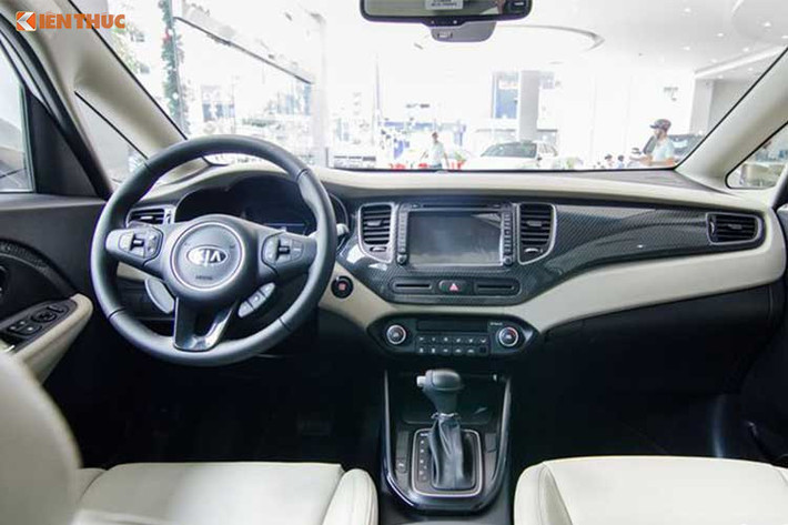 Bước vào bên trong nội thất của Rondo 2017, không thay đổi về mặt thiết kế, mà chỉ thêm những tiện ích cao cấp hơn và một số chi tiết trang bị bên trong. Tổng thể nội thất của Rondo vẫn duy trì nét hiện đại và sang trọng, đúng nghĩa một chiếc xe phục vụ cho nhu cầu gia đình.