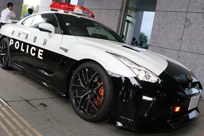 Nissan GT-R 2017 là một sản phẩm đột phá trong thời kỳ đổi mới thiết kế của Nissan với ngôn ngữ thiết kế V-Motion; tuy nhiên nó vẫn duy trì ngôn ngữ truyền thống của hãng nói chung và dòng GT-R hay Skyline cũ nói riêng (Bước sang thế hệ R35, Nissan đã bỏ tiền tố Skyline trong tên gọi của GT-R).