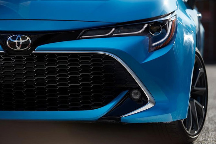 Corolla hatchback 2019 sở hữu thiết kế theo ngôn ngữ Keen Look và Under Priority mới của Toyota. Ở trước, phần đầu xe nổi bật với lưới tản nhiệt kích thước lớn, kèm theo 2 đèn pha LED hình chữ J xếp nối tiếp độc đáo. Ở phiên bản XSE, Corolla hatchback được trang bị đèn Bi-Beam LED có khả năng thay đổi góc chiếu và luồng sáng.