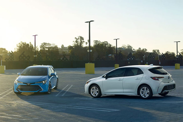 Toyota Corolla hatchback 2019 sẽ được bán ra tại thị trường ôtô Mỹ vào mùa hè năm nay với các màu như; xanh Blue Flame đặc trưng, trắng ngọc Blizzard Pearl, bạc ánh kim Silver Metallic, đen bóng Midnight Black, xanh đậm Galactic Aqua Mica, đỏ Scarlet và đồng Oxide Bronze.
