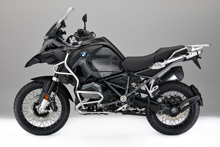 Mới đây, BMW vừa đang ký bản quyền thiết kế cho hệ thống truyền động điện mà hãng dự định sẽ ứng dụng trên các mẫu xe của mình trong tương lai. Giới thạo tin nước ngoài cho rằng hệ truyền động điện mới này sẽ được hãng xe Đức tích hợp trên dòng Adventure Touring đình đám của hãng là mẫu xe môtô BMW R1250GS.