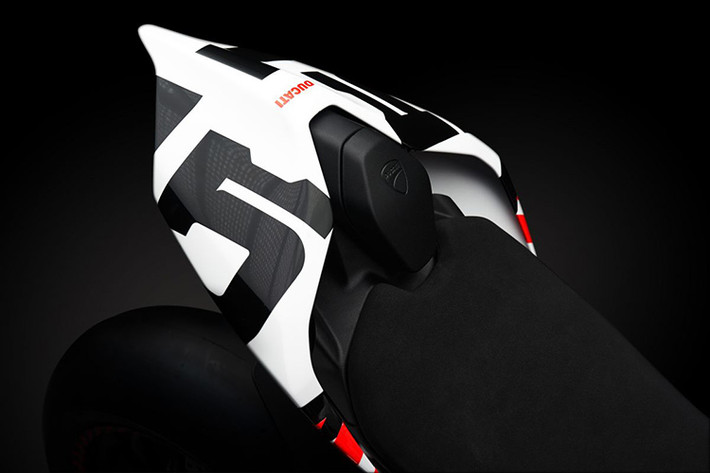 Dựa vào hình ảnh thiết kế mà hãng xe môtô Ducati vừa đăng tải, có thể thấy bộ tem Ducati Streetfighter V4 mới khá giống với thiết kế tem xe trên mẫu Hypermotard 950 Concept vừa xuất hiện tại sự kiện Concorso d’Eleganza Villa d’Este với các họa tiết dạng điểm ảnh.