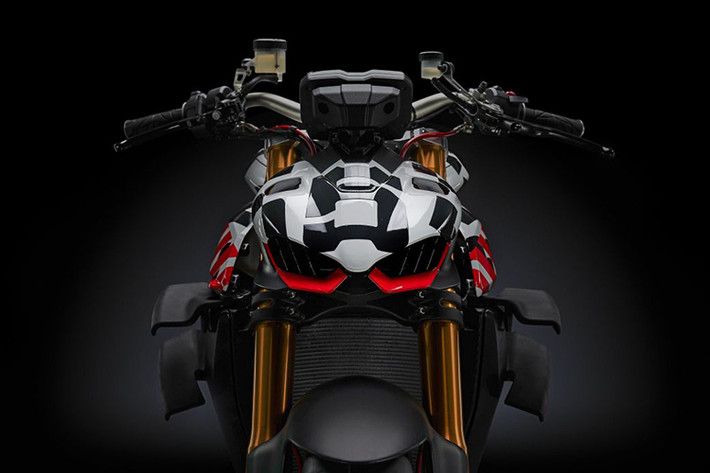 Được biết, chiếc Streetfighter V4 mà Ducati vừa công bố vẫn đang là bản thử nghiệm (Prototype), nhưng hãng vẫn sẽ mang chiếc xe này đến sự kiện Pike Peak International Hill Climb để tham gia thi đấu vào cuối tháng này.