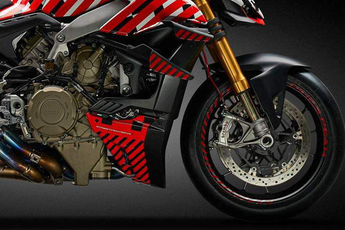 Trong khi đó ở đuôi xe, Streetfighter V4 được phát triển từ người anh em Panigale V4, nên phần đuôi xe không có gì khác biệt so với đuôi xe của bản sport bike. Là bản naked của Panigale V4, Streetfighter V4 có dàn áo tối giản, để lộ hầu hết các chi tiết như khung gầm, động cơ và cổ ống xả.