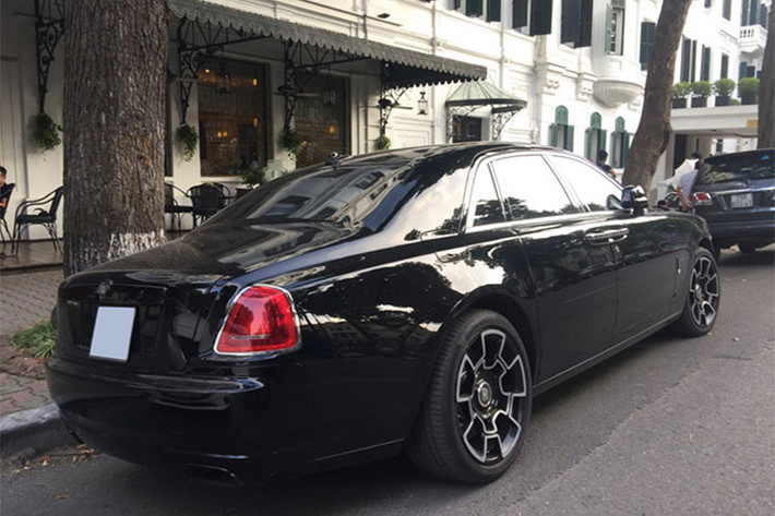 Đây là cách độ khá lạ vì đa phần chủ nhân sở hữu siêu xe sang Rolls-Royce Ghost thế hệ đầu tiên sẽ độ body kit bản thế hệ thứ 2. Cuối cùng chiếc Rolls-Royce Ghost của MC Ngọc Trinh được sơn lưới tản nhiệt thành màu tối thay vì mạ crôm như xe nguyên bản.