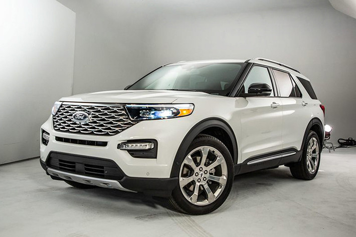 Mẫu xe Ford Explorer 2020 thế hệ mới có một số thay đổi về phiên bản, trong đó bổ sung thêm phiên bản Hybrid mới và phiên bản hiệu năng cao ST nhằm thay thế cho phiên bản Sport cũ, sự thay đổi này khiến mức giá phiên bản thể thao nhất của dòng Ford Explorer tăng vọt lên tới 8.115 USD (khoảng hơn 18 triệu đồng).