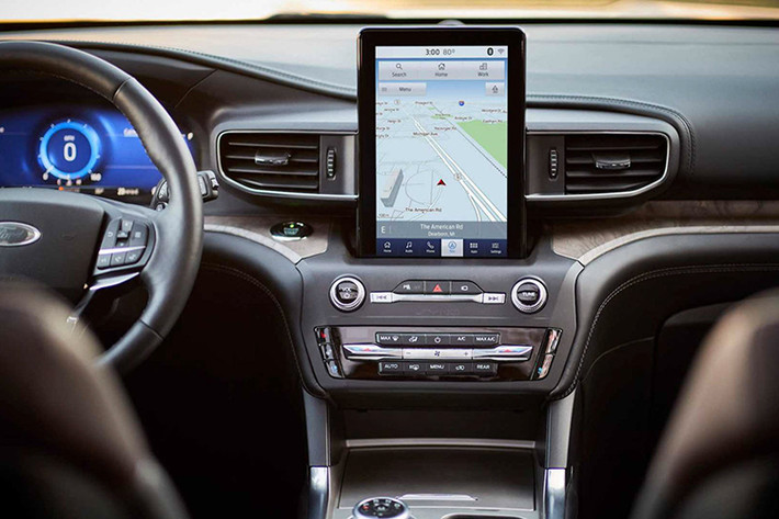 Ngược lại với những thay đổi của ngoại thất Explorer 2020 thì nội thất chiếc SUV là một sự lột xác toàn diện khi vừa sở hữu thiết kế hoàn toàn mới. Tổng thể cabin mang nét tối giản hóa, vừa đủ những chi tiết cầu kỳ đi kèm độ thực tiễn cao, chất liệu chế tạo táp lô hay ghế ngồi cũng được nâng cấp so với trước.